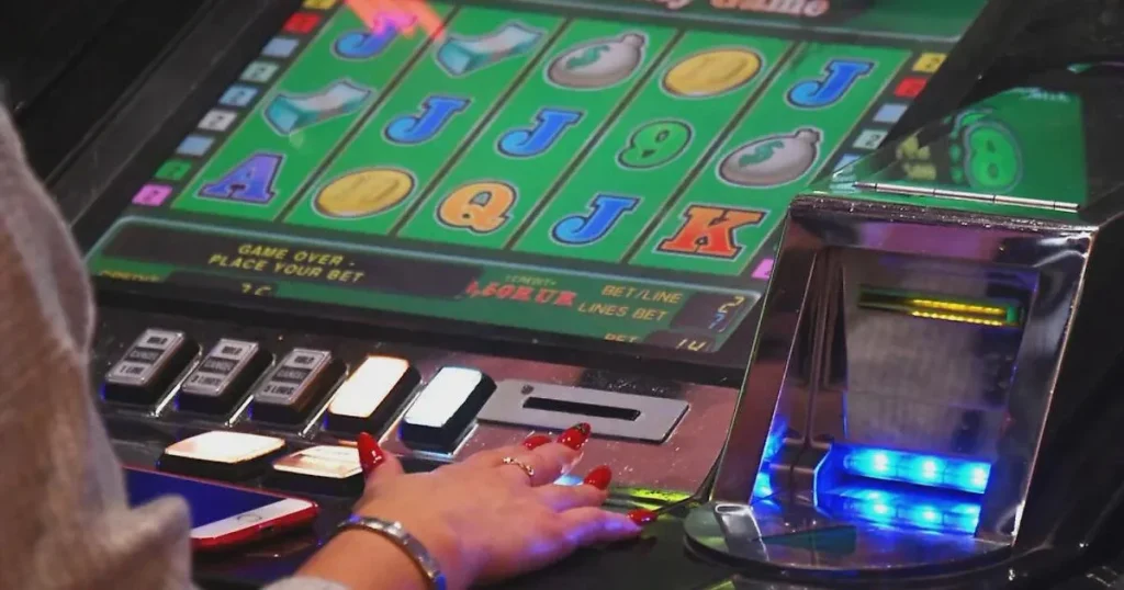 Ilustración de tragamonedas 2026 con carretes, símbolos y jackpot futurista